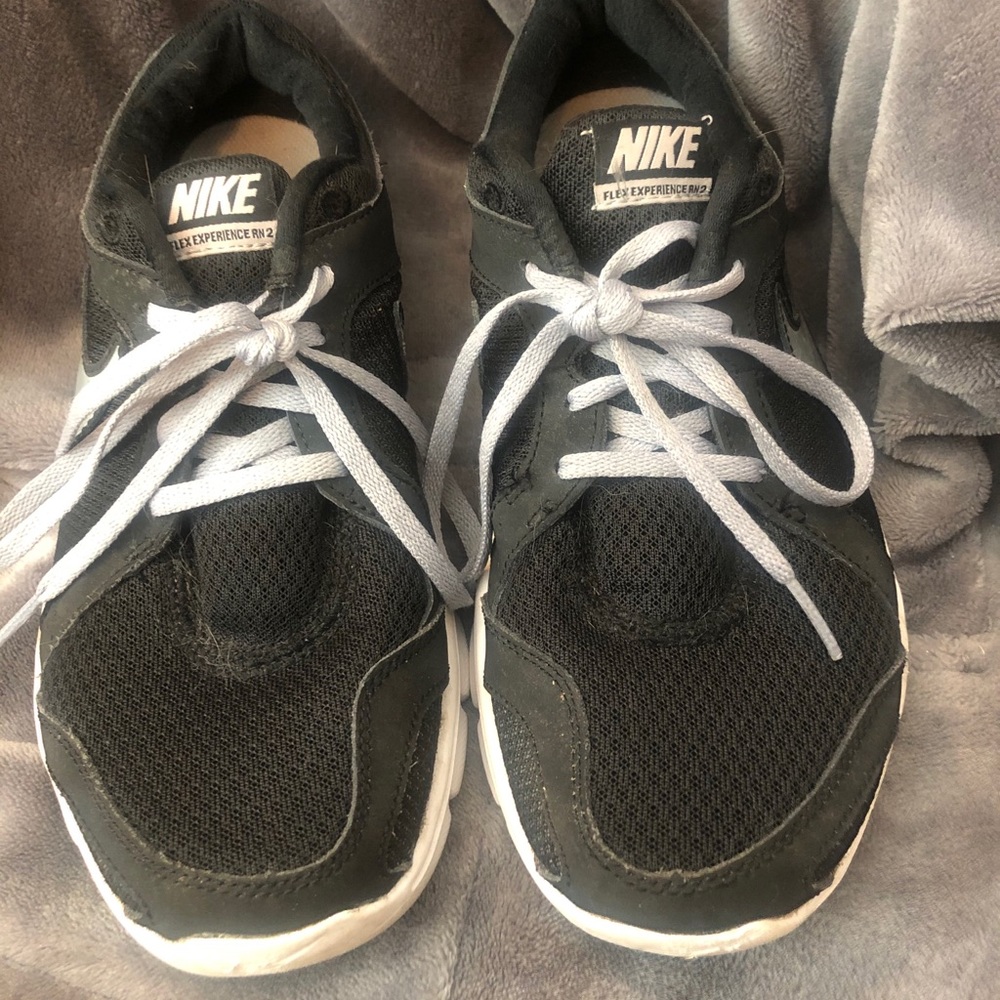 7.5 Black Nike Flex Sneakers